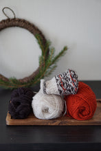 Last inn bildet i Galleri-visningsprogrammet, Vinterfloravotter mysteriestrikk 2023