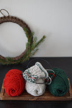 Last inn bildet i Galleri-visningsprogrammet, Vinterfloravotter mysteriestrikk 2023