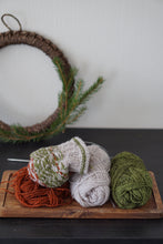 Last inn bildet i Galleri-visningsprogrammet, Vinterfloravotter mysteriestrikk 2023