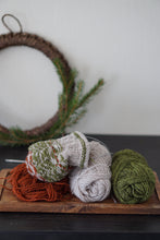 Last inn bildet i Galleri-visningsprogrammet, Vinterfloravotter mysteriestrikk 2023