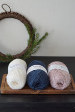 Last inn bildet i Galleri-visningsprogrammet, Vinterfloravotter mysteriestrikk 2023