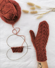 Last inn bildet i Galleri-visningsprogrammet, Fridesflettevotter